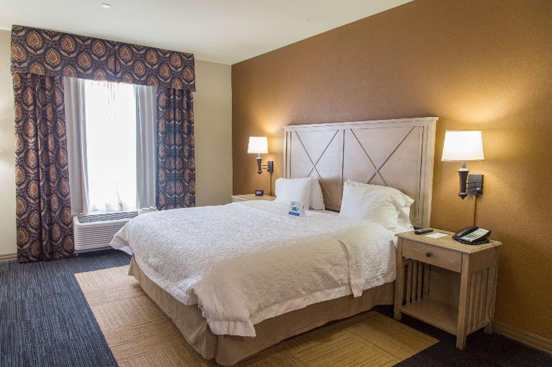 스위트 킹사이즈 침대, Hampton Inn & Suites Dodge City