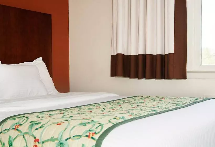 ２ダブルベッドのスタンダードルーム, Red Carpet Inn And Suites Plymouth