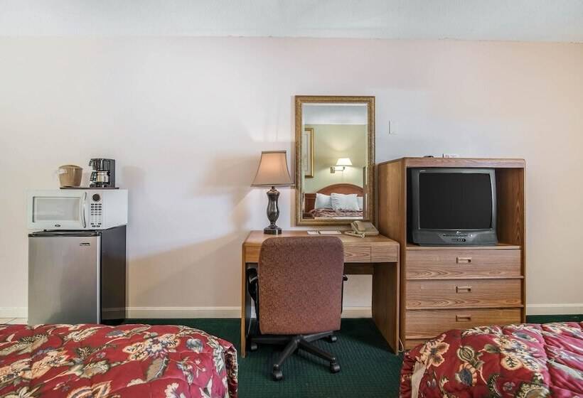 带2个双人床的标准工作室, Rodeway Inn