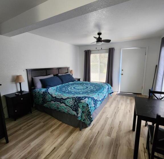 מיטת קינג בסוויטה, Plainview Motel