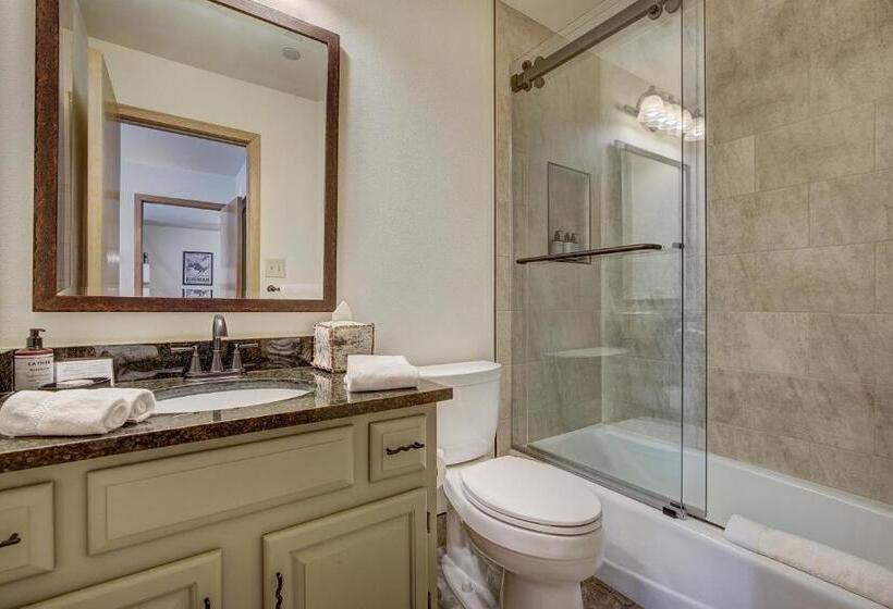 דירת שני חדרים, Townsend Place