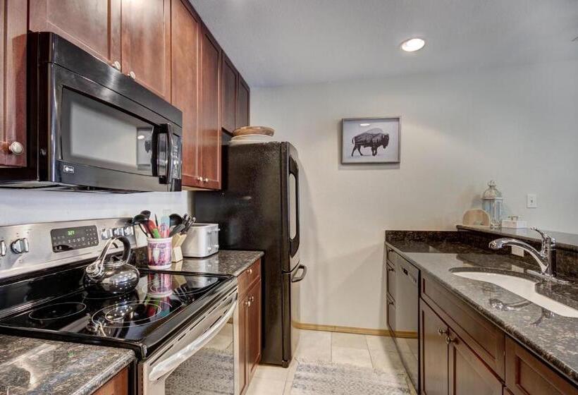 דירת שני חדרים, Townsend Place