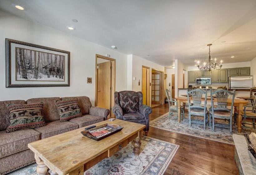 דירת שני חדרים, Townsend Place