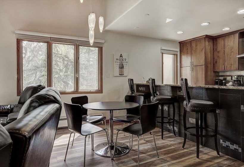 דירת חדר, Townsend Place