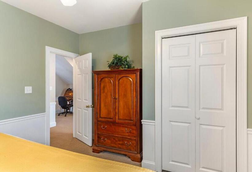 מיטת קינג בסוויטה, Essex Street Inn & Suites, Ascend Hotel Collection