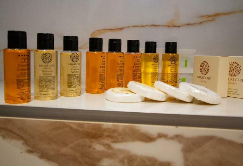 חדר דלוקס לארבעה, Grand