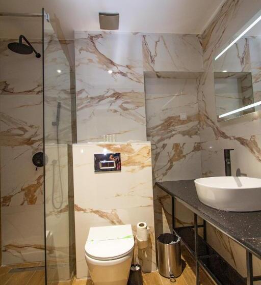 חדר דלוקס לארבעה, Grand