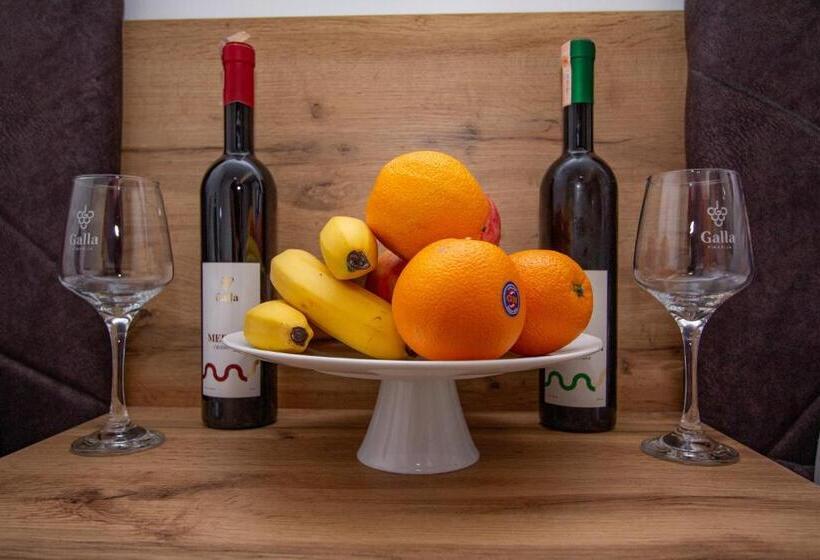 דירת חדר דלוקס, Grand