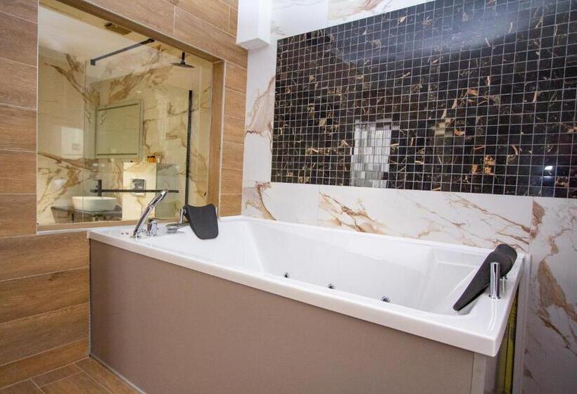 דירת חדר דלוקס, Grand