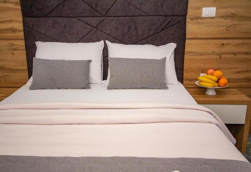 דירת חדר דלוקס, Grand