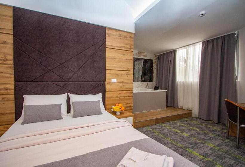 דירת חדר דלוקס, Grand