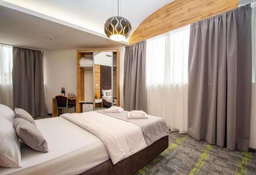 דירת חדר דלוקס, Grand