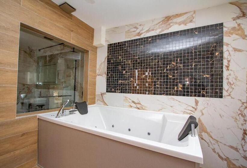 דירת חדר דלוקס, Grand