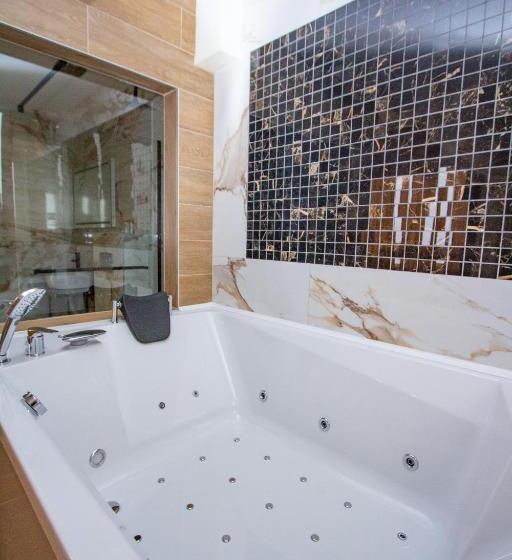 דירת חדר דלוקס, Grand