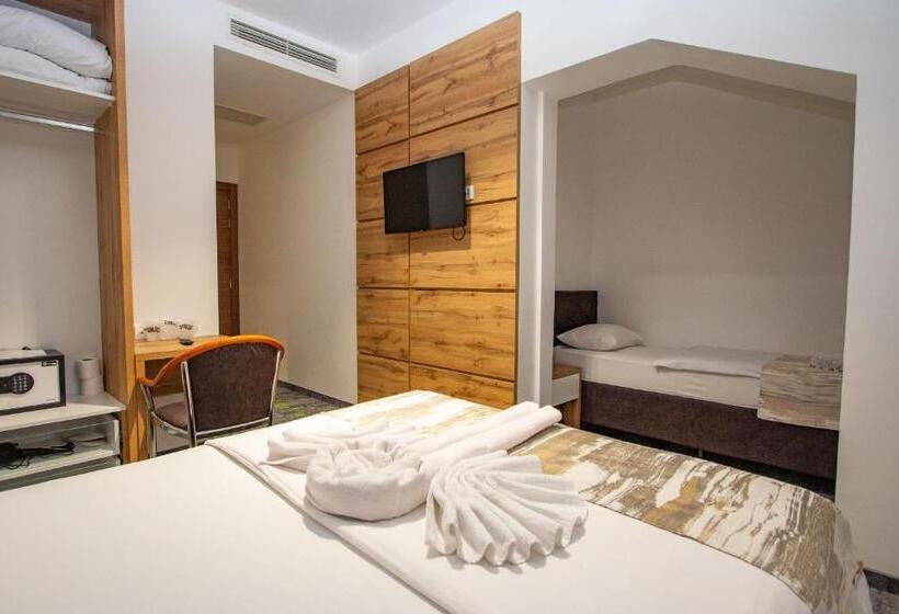 חדר דלוקס לשלושה, Grand