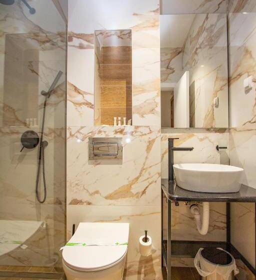 חדר דלוקס לשלושה, Grand