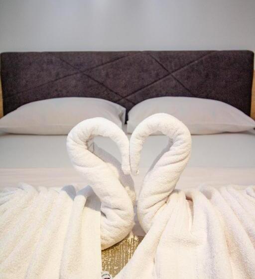 דירת חדר דלוקס, Grand