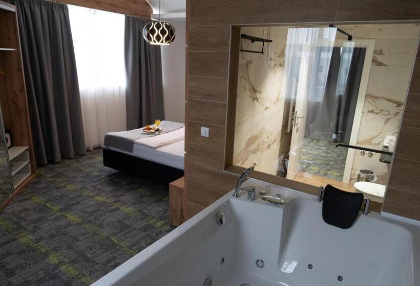 דירת חדר דלוקס, Grand