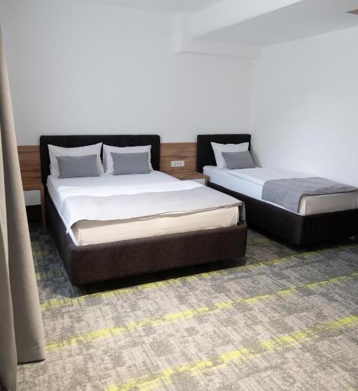 חדר דלוקס לשלושה, Grand