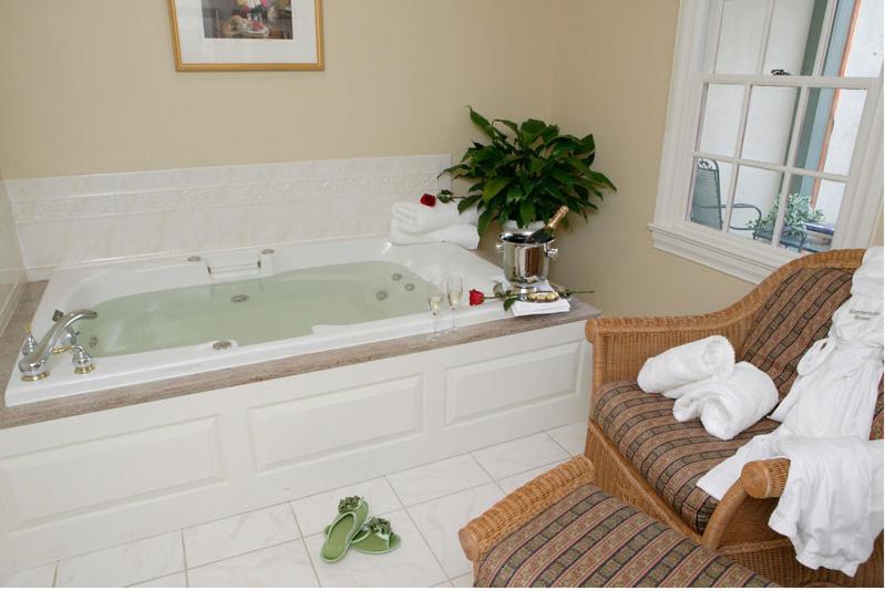 스위트 킹사이즈 침대, Lambertville House