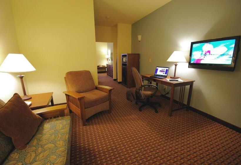 מיטת קינג בסוויטה, Mountain Inn & Suites Airport   Hendersonville
