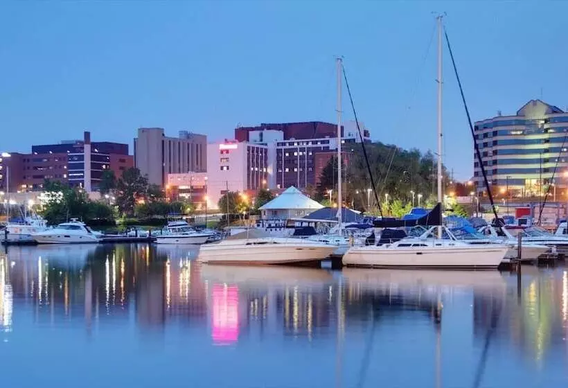 ２ダブルベッドのスタンダードルーム, Sheraton Erie Bayfront