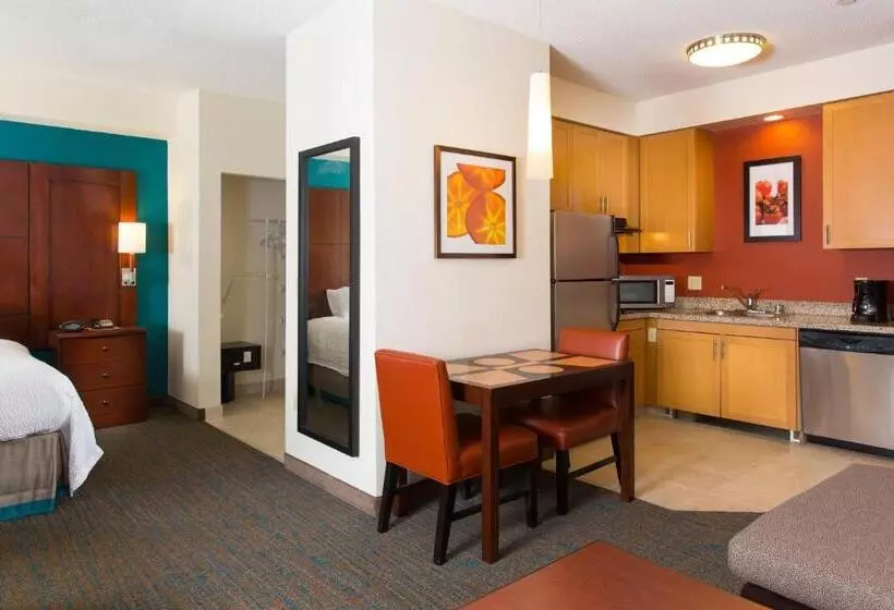 キングサイドベッドのスタンダードワンルーム, Residence Inn Kansas City Airport