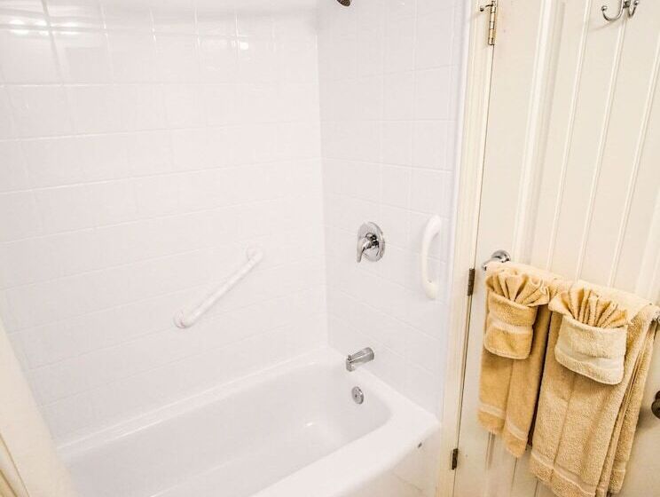 إستوديو قياسى, Courtyard Resort