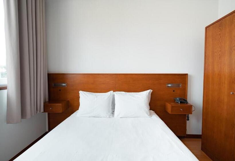 اتاق اکونومی, A Ponte