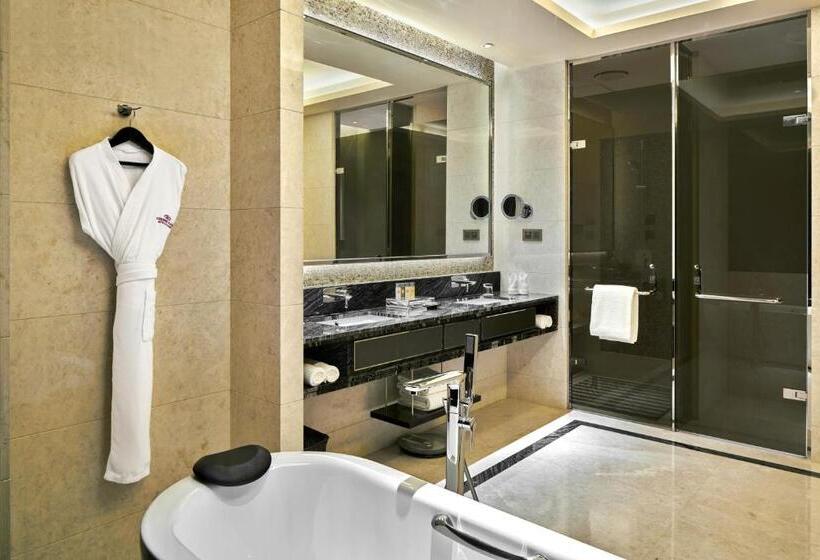带2个双人床的标准工作室, Crowne Plaza Tianjin Jinnan, An Ihg