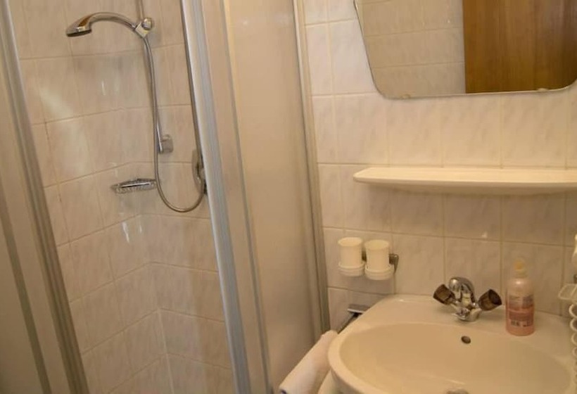 غرفة قياسية ثلاثية, Pension Traube