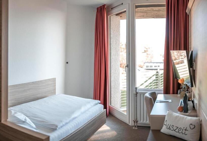 标准单人间, Am Schlossberg