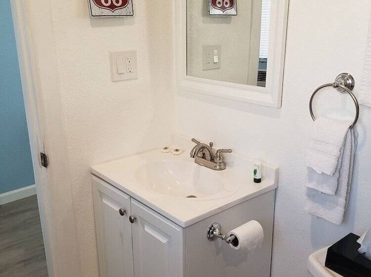 חדר סטנדרט שתי מיטות זוגיות, Deluxe Inn