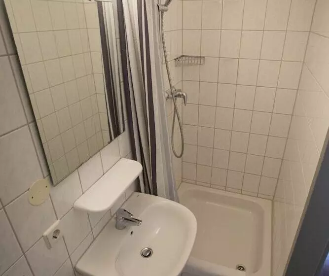 3-Bett-Standardzimmer, Acama Hotel & Hostel Kreuzberg