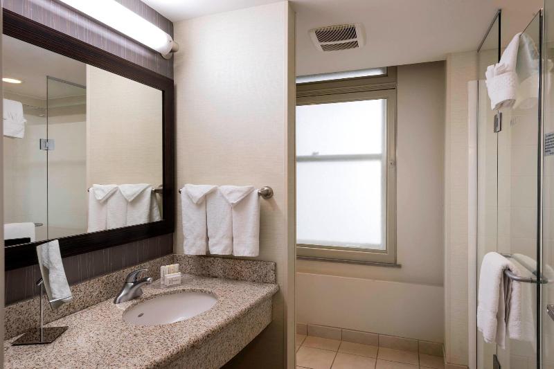 غرفة قياسية سرير كينج, Courtyard By Marriott Tulsa Downtown
