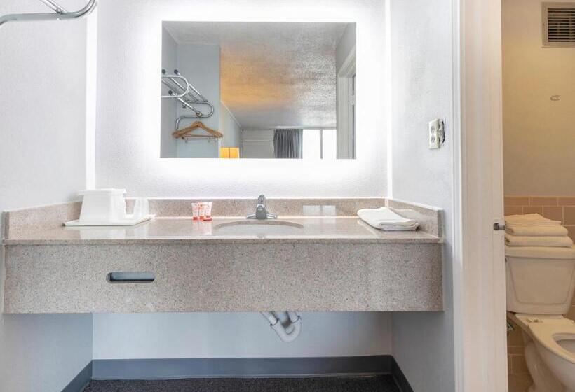 스탠다드 룸 킹사이즈 침대, Howard Johnson Jennings