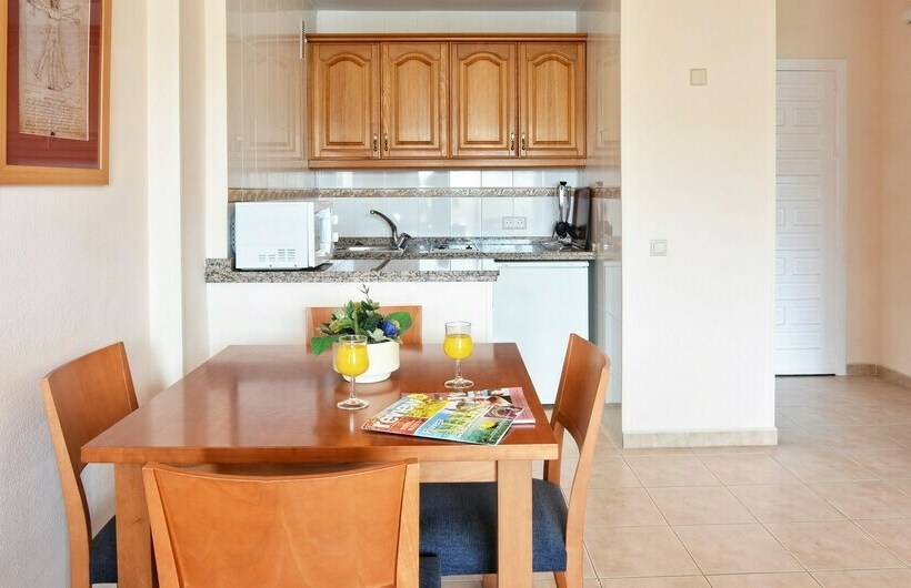 דירת חדר, Benalbeach