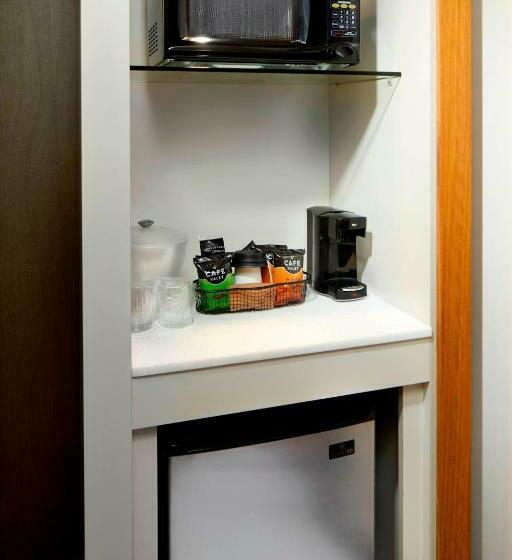 带大床的标准工作室, Springhill Suites By Marriott Pittsburgh Bakery Square