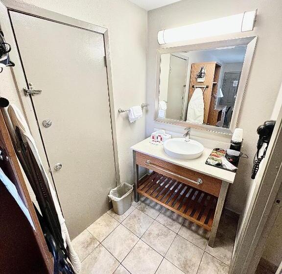 ２ダブルベッドのスタンダードルーム, Days Inn & Suites By Wyndham Arlington Near Six Flags