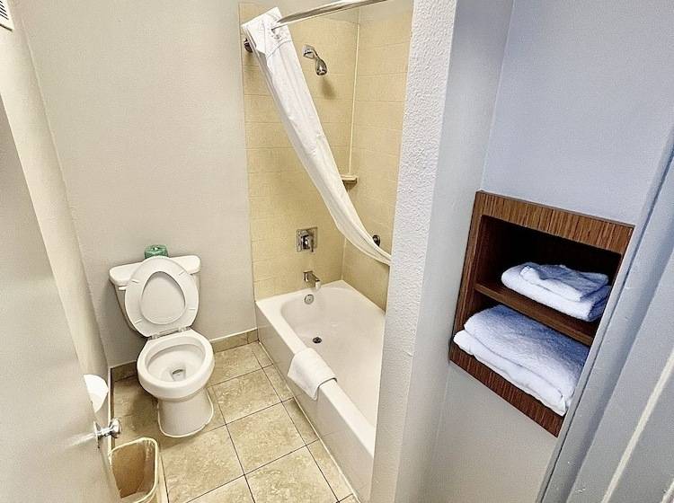 ２ダブルベッドのスタンダードルーム, Days Inn & Suites By Wyndham Arlington Near Six Flags