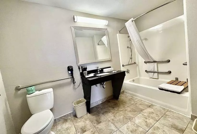 身障者適用スイートルーム, Days Inn & Suites By Wyndham Arlington Near Six Flags