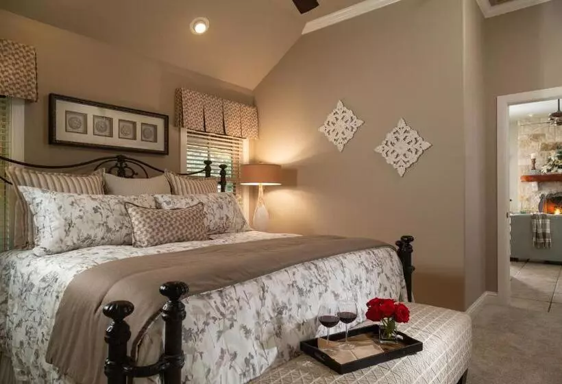 キングサイズベッドのスタンダードルーム, Inn On Lake Granbury