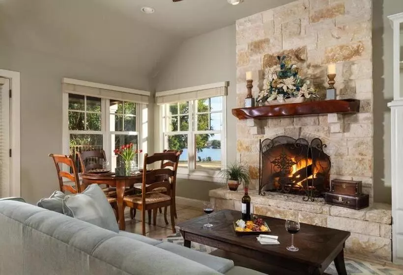 キングサイズベッドのスタンダードルーム, Inn On Lake Granbury