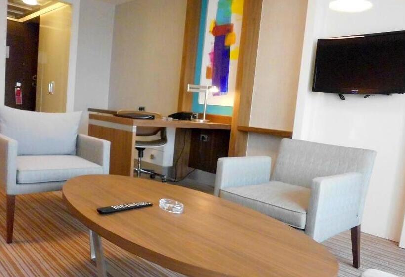 キングサイズベッドのスイートルーム, Ramada Plaza By Wyndham Istanbul Tekstilkent