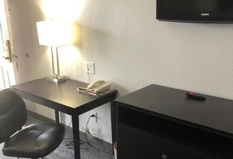 带大床的套房, Executive Inn & Suites Joaquin