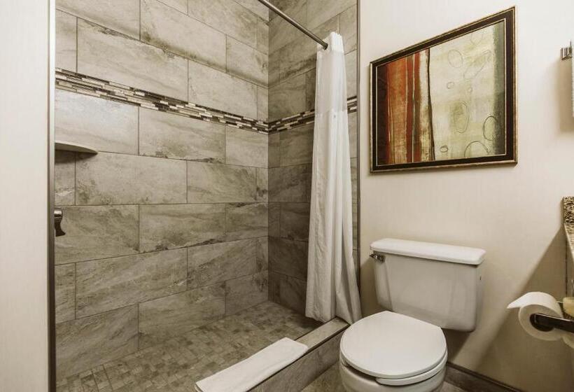 מיטת קינג בסוויטה, Everspring Suites