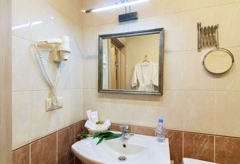 اتاق اکونومی, Na Kazachyem