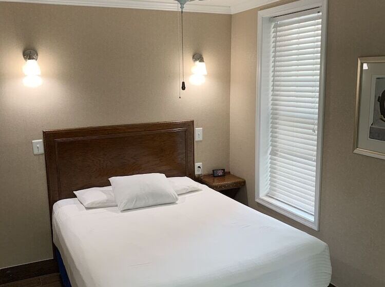 غرفة قياسية سرير مزدوج, The Baron