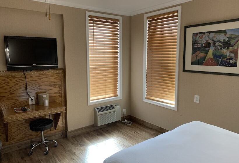 غرفة قياسية سرير مزدوج, The Baron