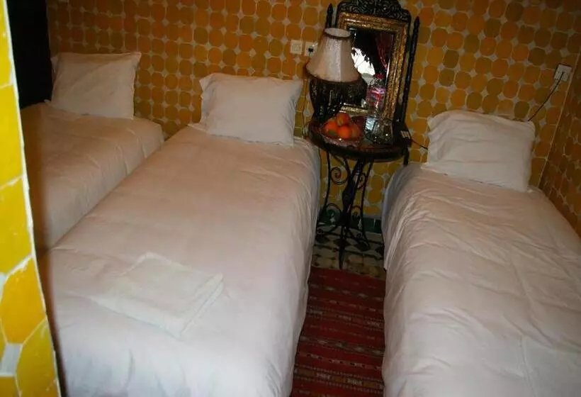 اتاق استاندارد سه نفره, Riad Omar